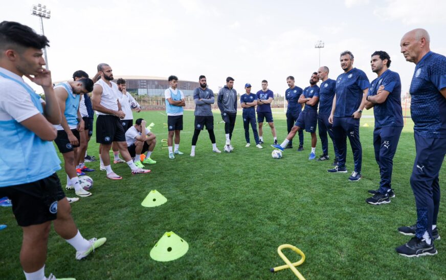 ممدوح عيد يعقد جلسة مع لاعبي بيراميدز قبل مباراة الجيش الرواندي