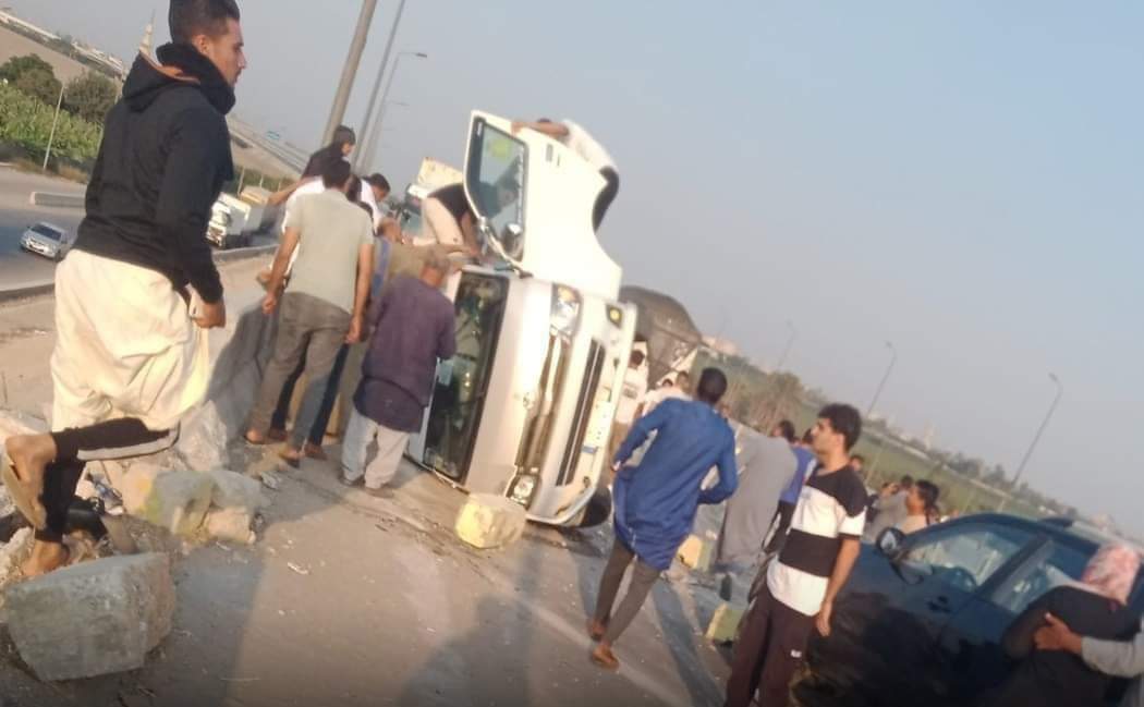 حادث سير مروع يوقع 22 مصابًا على الطريق الإقليمي في الجيزة.  