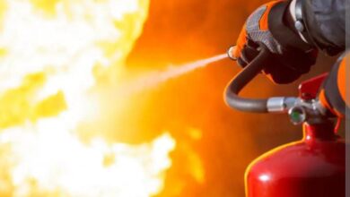 التحقيق لا إصابات وسبب حريق شقة سكنية في مدينة نصر لم يسفر عن وقوع إصابات تم السيطرة على حريق نشب في شقة س النجدة بنشوب حريق في شقة سكنية بأحد الأبراج بمدينة نصر، وعلى الفور انتقلت قوات أمن القاهرة إلى موقع البلاغ. وبالفحص الذي أجرته الأجهزة الأمنية بالقاهرة تبين نشوب حريق داخل مطبخ إحدى الشقق السكنية بمدينة نصر، وتمت السيطرة عليه وإخماده