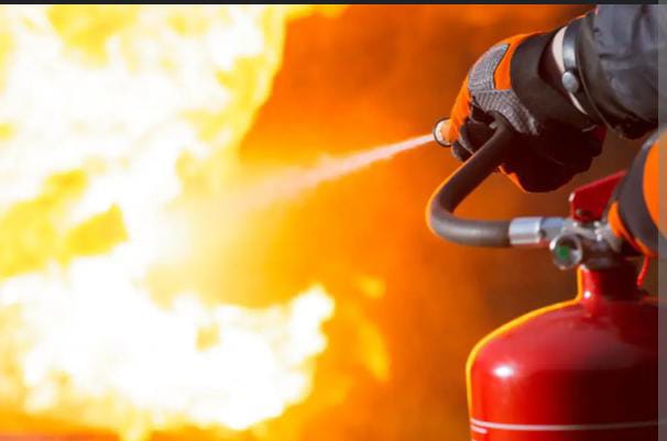 التحقيق لا إصابات وسبب حريق شقة سكنية في مدينة نصر لم يسفر عن وقوع إصابات تم السيطرة على حريق نشب في شقة س النجدة بنشوب حريق في شقة سكنية بأحد الأبراج بمدينة نصر، وعلى الفور انتقلت قوات أمن القاهرة إلى موقع البلاغ. وبالفحص الذي أجرته الأجهزة الأمنية بالقاهرة تبين نشوب حريق داخل مطبخ إحدى الشقق السكنية بمدينة نصر، وتمت السيطرة عليه وإخماده