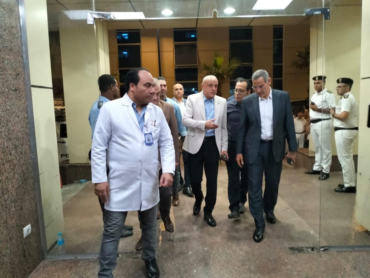 محافظ الأقصر يطمئن على صحة طالبات المدينة الجامعية بعد حالات الإعياء 