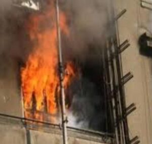 إخماد حريق عقار في فيصل بالجيزة