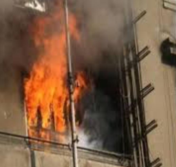 إخماد حريق عقار في فيصل بالجيزة