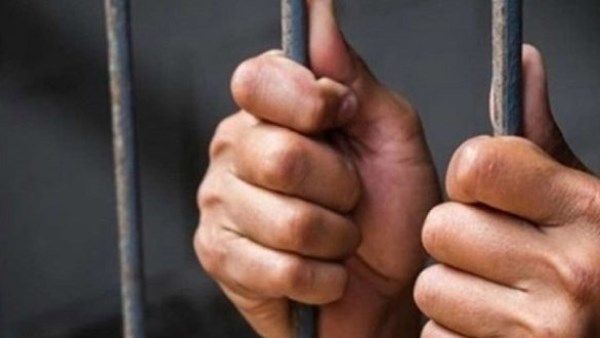 سائق ينتقم من مالك لودر ويشعل فيه النيران