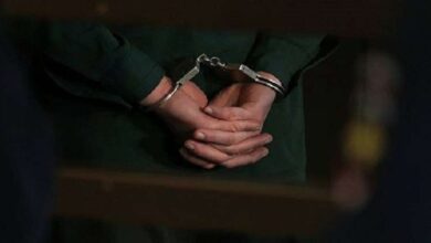 عامل يخلع لمبة من قطار ويثير الجدل