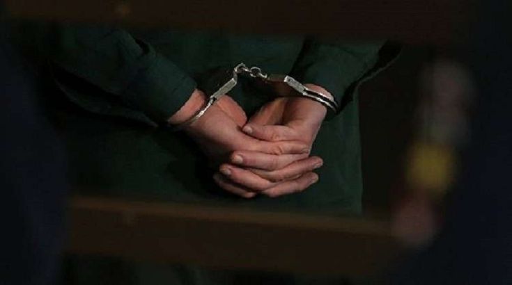 عامل يخلع لمبة من قطار ويثير الجدل