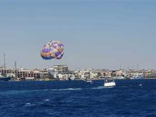 اكتشف متعة الباراسيلينج على شاطئ البحر الأحمر