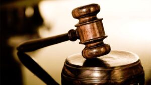 زوج يطالب بتخفيض نفقة بعد خلافات واتهامات زوجية