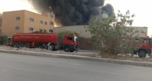 حريق هائل يلتهم مصنع كيماويات ببدر ، وجهود أمنية مكثفة للسيطرة على المواد متجددة الإشتعال .                                