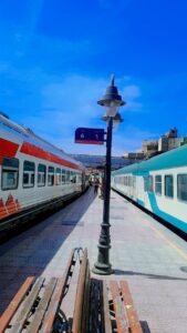 خروج عربة قطار يتسبب في شلل مروري تام