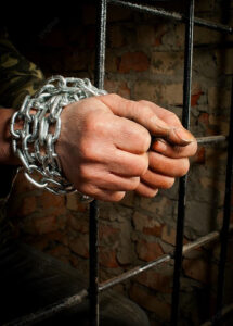 القبض علي 3 أشخاص بتهمة النصب والاحتيال على صاحب محل بمصر القديمة