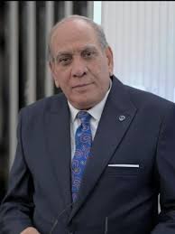 منير مكرم لنيوز بالعربي: «الصدفة صنعت مشواري.. والقراءة عالمي الخاص»