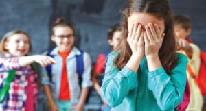 طفلة تحاول إنهاء حياتها بسبب تنمّر مدرسي