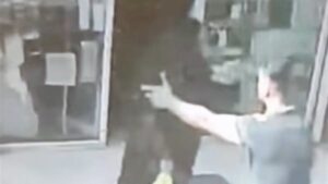 شاب يصفع سيدة مسنة في الزقازيق والداخلية تتدخل فورًا