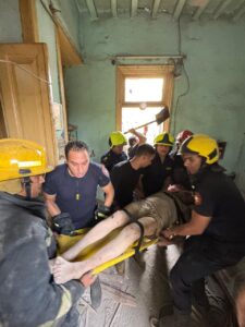 إنقاذ مسن على قيد الحياة من تحت أنقاض عقار روض الفرج