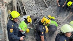 إنقاذ مسن على قيد الحياة من تحت أنقاض عقار روض الفرج