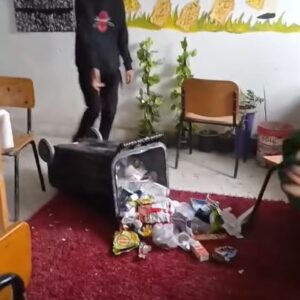 طلاب يقتحمون مكتب معلمة ويثيرون أزمة كبرى