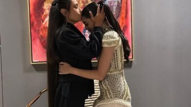 شريهان تقبل رأس ياسمينا العبد.. من المتحف المصري الكبير