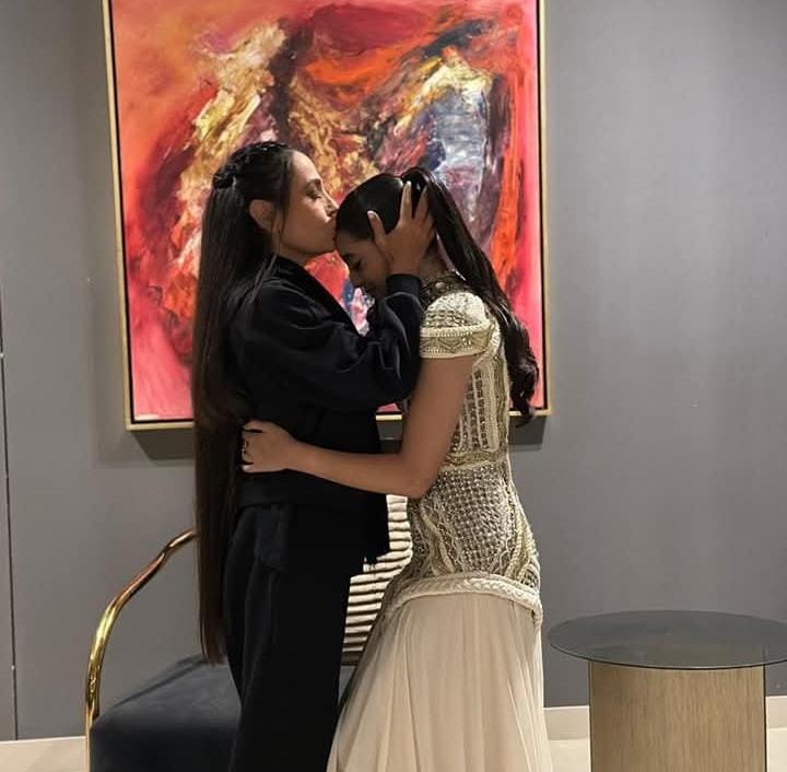 شريهان تقبل رأس ياسمينا العبد.. من المتحف المصري الكبير