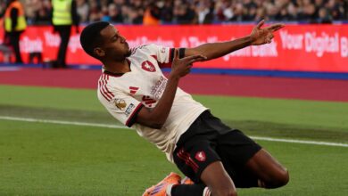 ألكسندر إيزاك لاعب ليفربول يحتفل بهدفه في مرمى وست هام