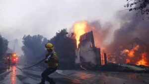 حريق ضخم يلتهم مخزنًا خلف مصنع الرنجة ببشتيل