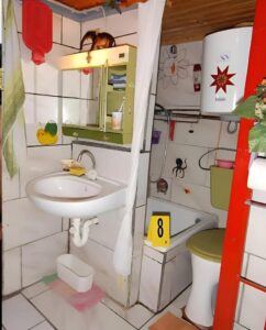 24 عامًا في قبو الصمت