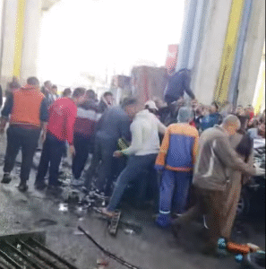 سقوط سيارة ملاكي من أعلى كوبري أكتوبر بالقاهرة