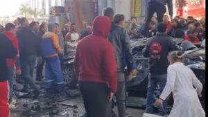 سقوط سيارة ملاكي من أعلى كوبري أكتوبر بالقاهرة