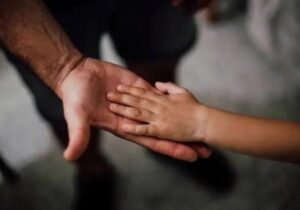 ليلة الفاجعة مأساة أب يفقد أبناءه الثلاثة في دار السلام