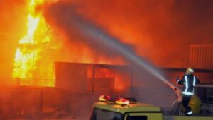 النيران تحاصر مصنع بويات ببرج العرب واستنفار كامل للإطفاء