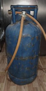 لحظة إهمال تتحول لكارثة إصابة طفلة بعد سقوط أنبوبة من عقار بالغربية