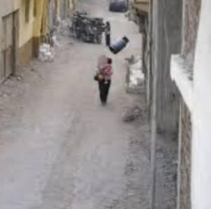 لحظة إهمال تتحول لكارثة إصابة طفلة بعد سقوط أنبوبة من عقار بالغربية