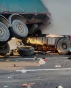 تصادم عنيف بين شاحنتين بطريق إدفو مرسى علم يسفر عن ضحايا ومصابين